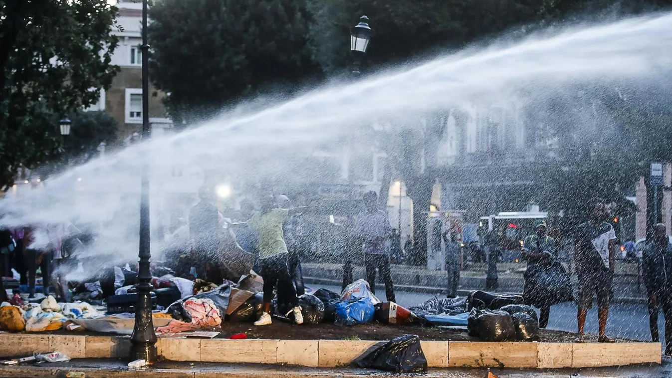 Olasz rendőrök vízágyúkkal szorították ki a migránsokat 