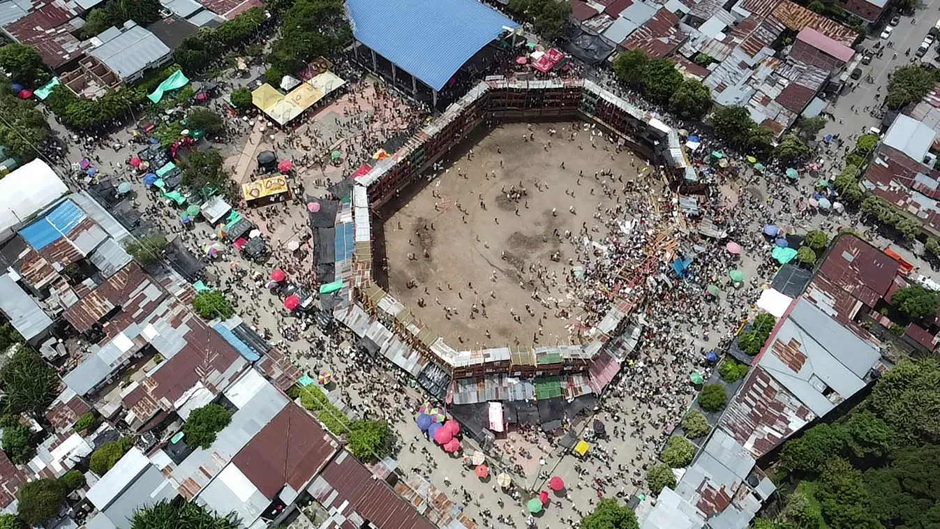 El Espinal, 2022. június 27.
Videófelvételről készített kép nézőkről egy bikaviadalnak otthont adó stadion porondján, miután összedőlt a fa szerkezetű lelátó egy része a közép-kolumbiai El Espinal városban 2022. június 26-án.
MTI/AP 