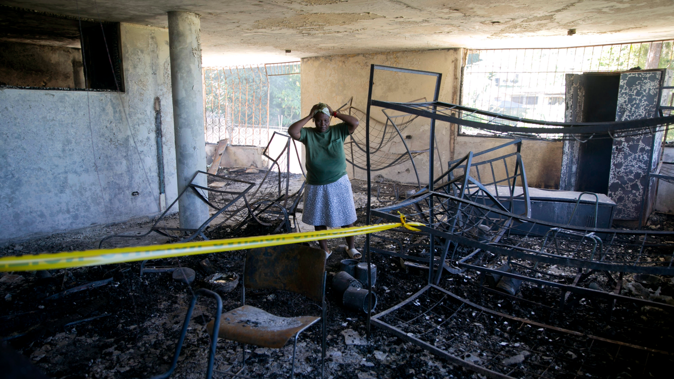 Kenscoff, 2020. február 14.
Az egyik alkalmazott a haiti fővárostól, Port-au-Prince-től délre fekvő Kenscoff település árvaházának kiégett épületében 2020. február 14-én. A tűzvészben legkevesebb tizenöt gyerek életét vesztette, és sokan megsérültek.
MTI/