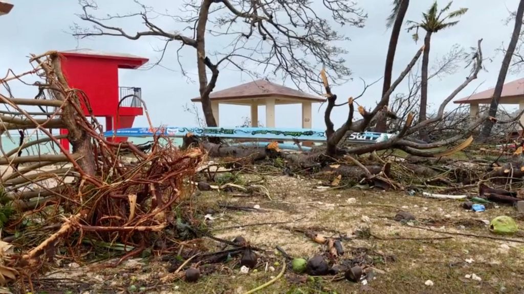 tájfun Tumon öböl Egyesült Államok Guam  Le typhon Mawar fonce sur l'île américaine de Guam dans le Pacifique TOPSHOTS Horizontal SCREEN GRAB 