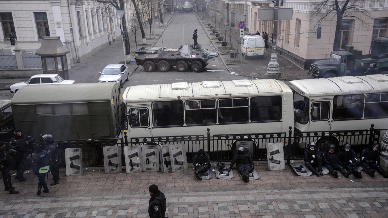 kijev, ukrajna, tüntetések, rendőr barikád a parlament előtt 