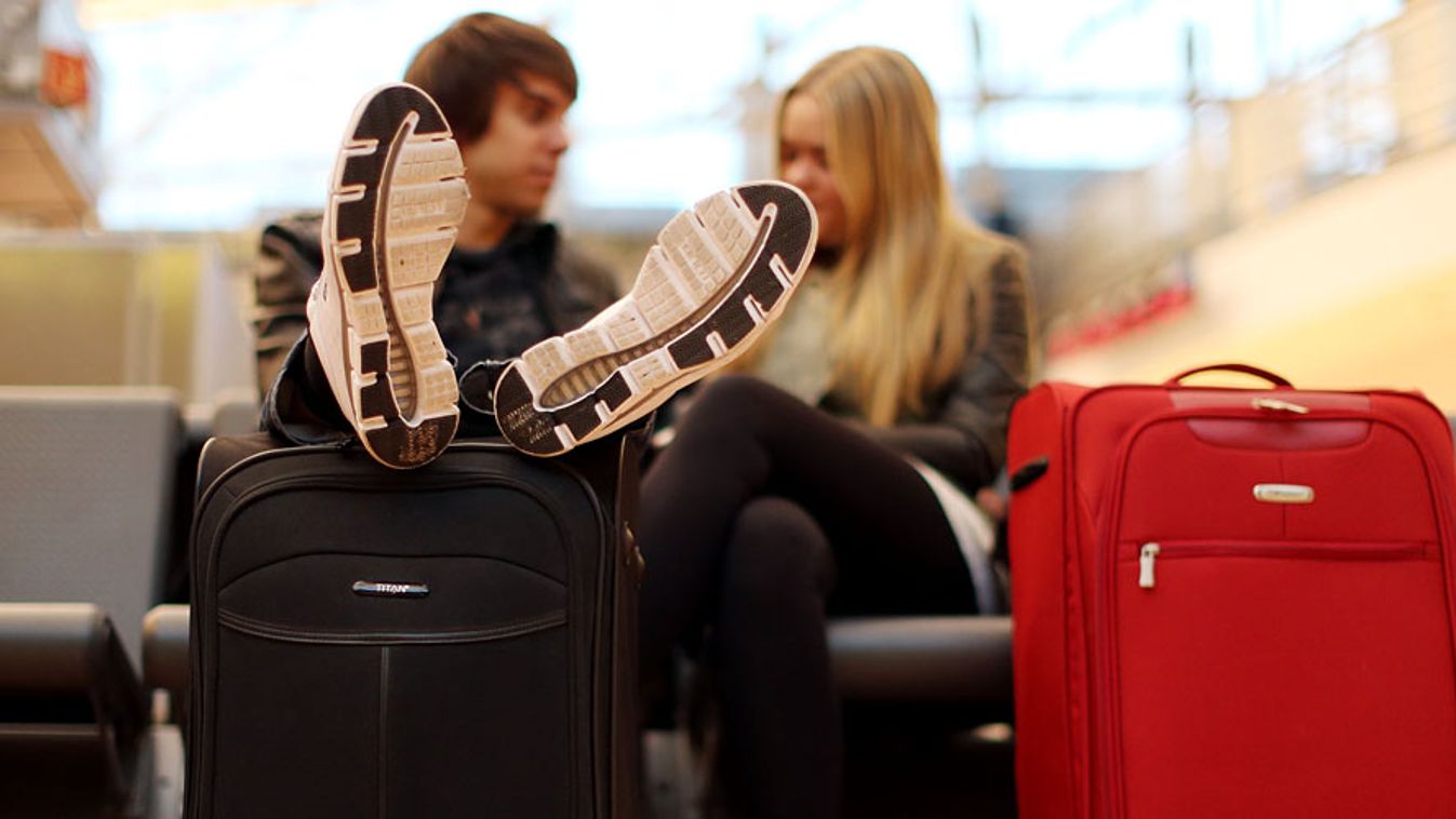 bőrönd, poggyász, hogyan pakolj bőröndöt, fiatalok várakoznak a hamburgi reptéren