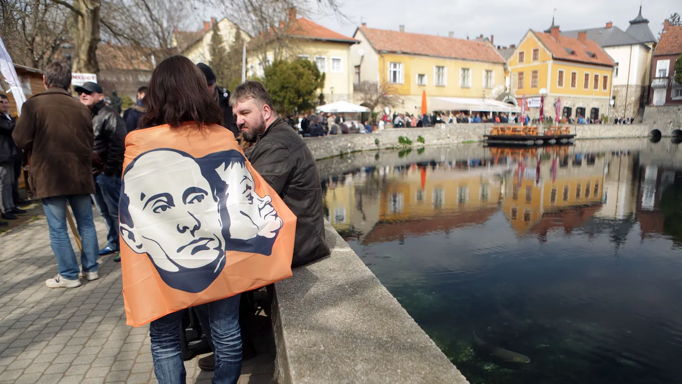 Fidesz szimpatizánsok és tüntetők várnak Orbán Viktor érkezésére Tapolcán 2015 április 9-én Fidesz szimpatizánsok és tüntetők várnak Orbán Viktor érkezésére Tapolcán 2015 április 9-én 