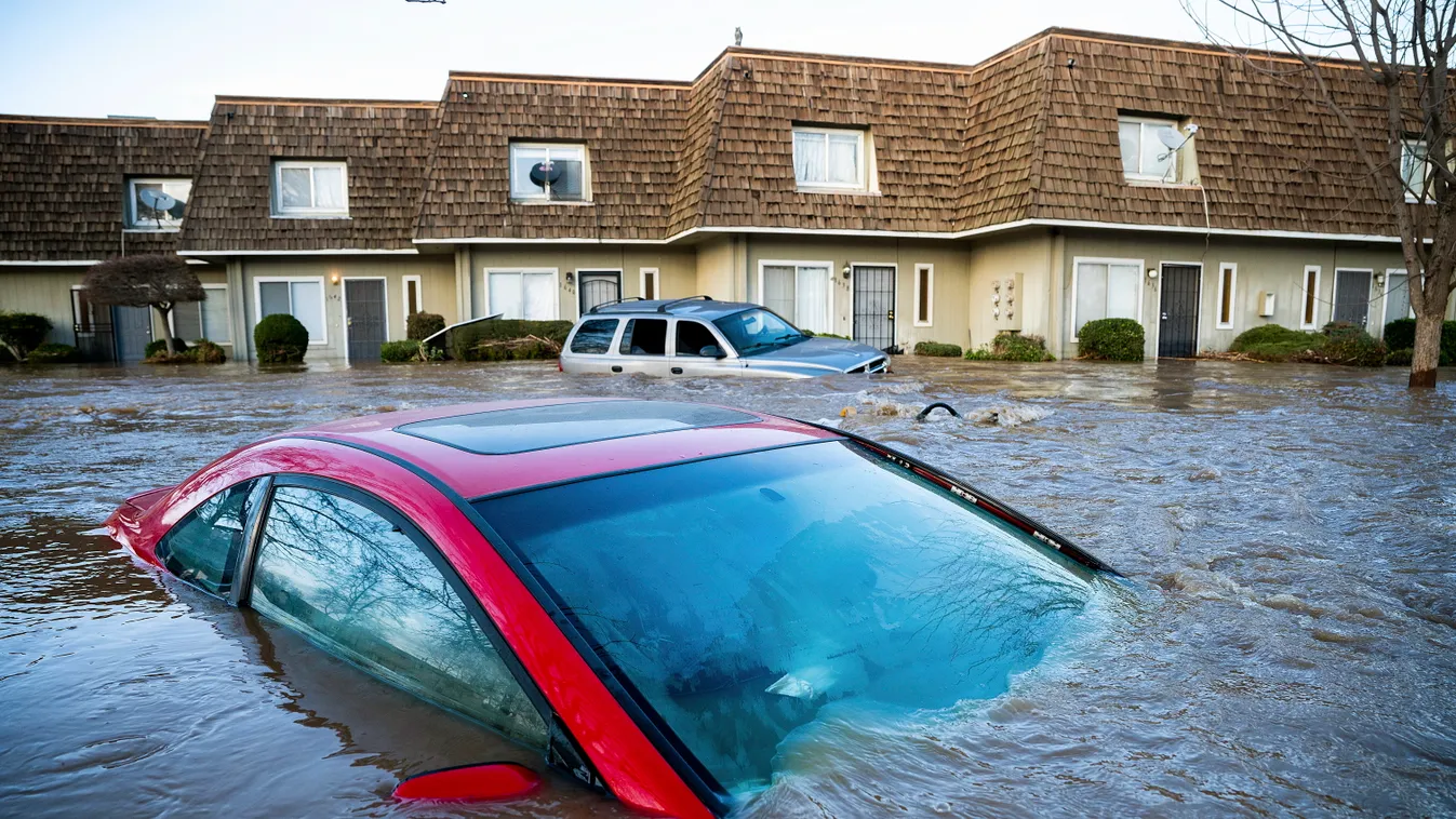 Merced, 2023. január 11.
Árvíz a kaliforniai Mercedben 2023. január 10-én. A több napja tartó, heves esőzésekkel kísért viharok és az árvizek következtében 14 ember életét vesztette, egy ötéves fiút pedig eltűntként tartanak nyilván Kaliforniában.
MTI/AP/