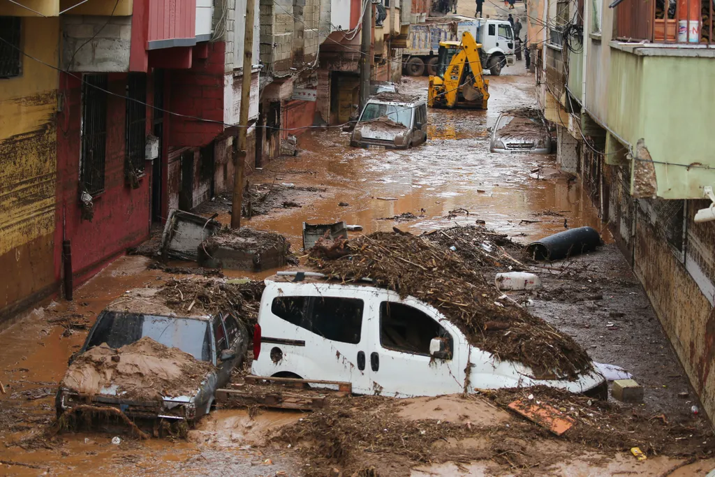 Törökország, áradás, iszap, sár, kárelhárítás, pusztítás, heves, esőzés, árvíz 