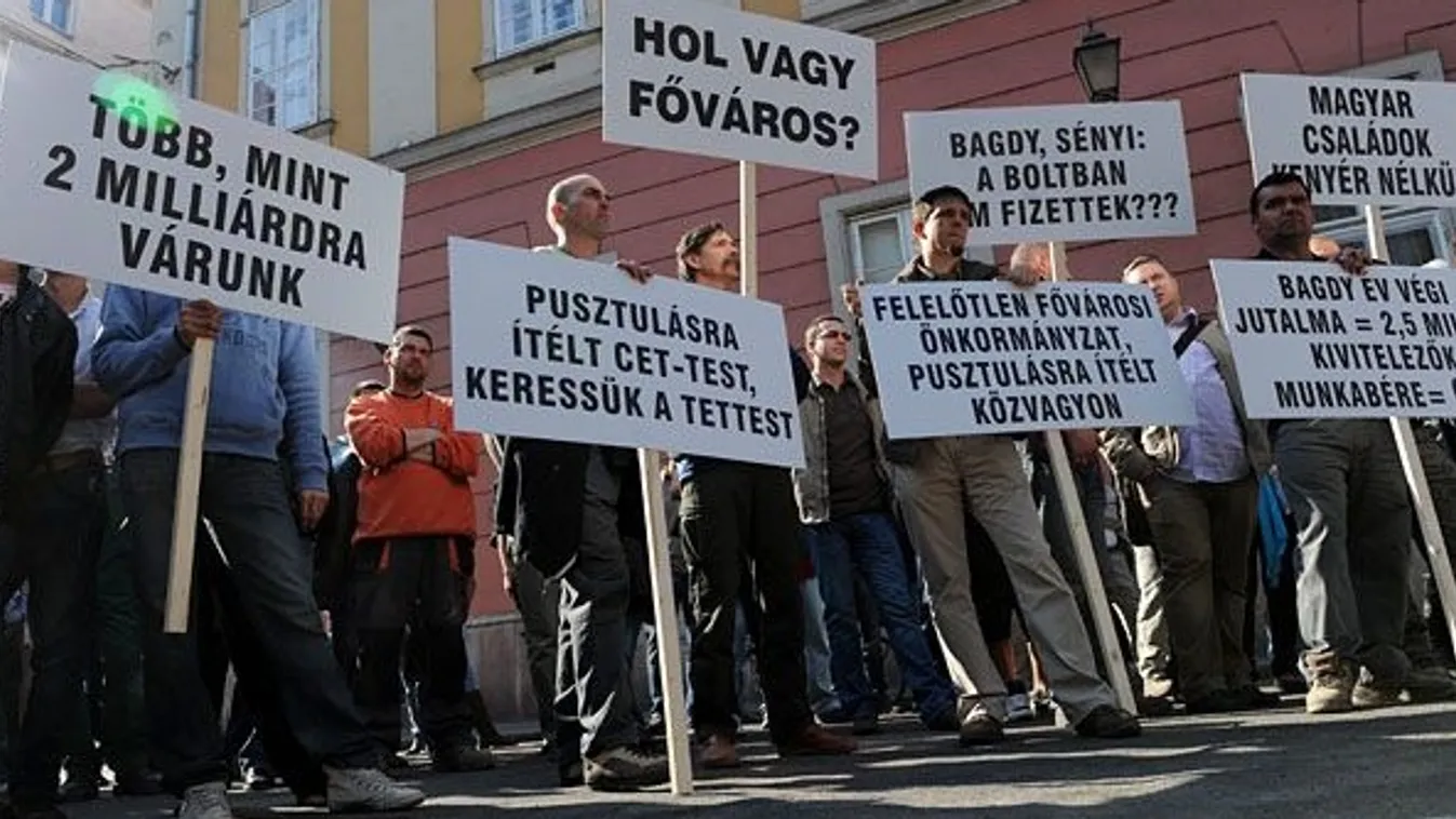 Továbbra is komoly probléma a késedelmes fizetés és a körbetartozás. A CET/Bálna alvállalkozói tüntetnek 2012 márciusában.