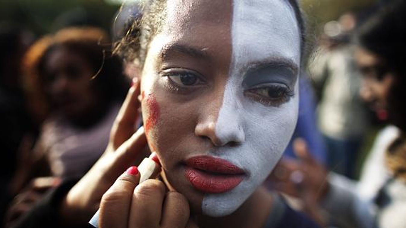 Izrael, etióp zsidó lány festett arccal tiltakozik Jeruzsálemben a rasszizmus és a diszkrimináció ellen 2012 januárjában 
