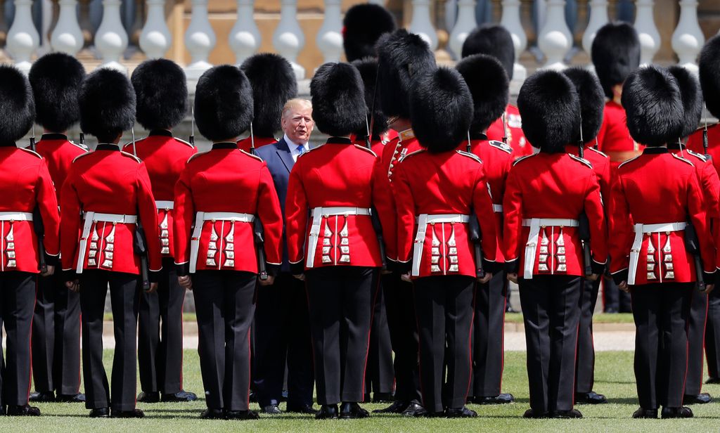 TRUMP, Donald London, 2019. június 3.
A háromnapos állami látogatáson Nagy-Britanniában tartózkodó Donald Trump amerikai elnök (k) a díszegység tisztelgését fogadja a londoni uralkodói rezidencia, a Buckingham-palota kertjében tartott fogadási ünnepségen 