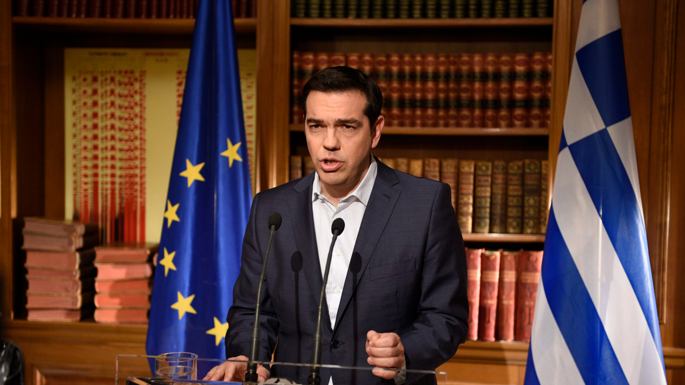 CIPRASZ, Alekszisz Athén, 2015. július 1.
A görög miniszterelnöki hivatal sajtóirodája által közreadott kép Alekszisz Ciprasz görög kormányfőnek a Görögország nemzetközi hitelprogramjáról tartandó népszavazásról tartott televíziós beszédéről az athéni min