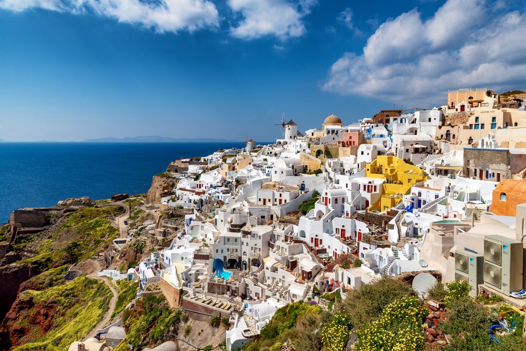 Fehér házaitól szinte világít ez az apró falu az Égei-tenger kis szigetén, Oia, Görögország, galéria, 2023 