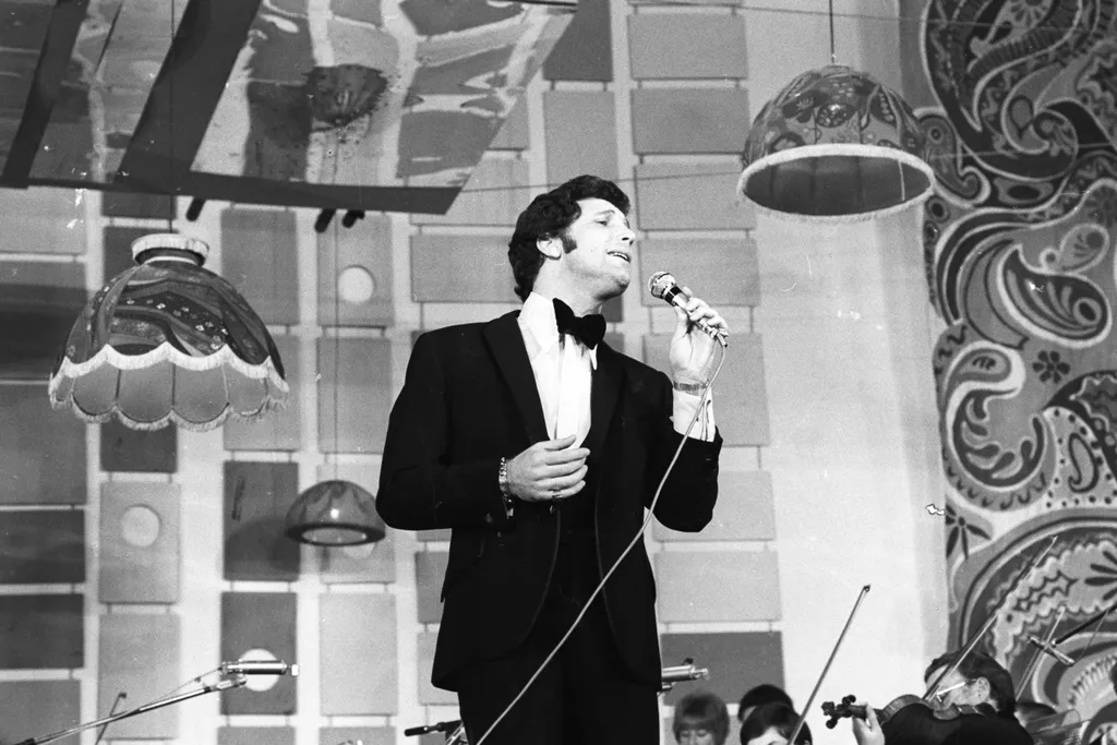 Midem 1968 FRANCE INTER MIDEM RADIO PROGRAMME Jones Tom SINGER Alpes Maritimes Cannes Variety shows BLACK AND WHITE PICTURE 