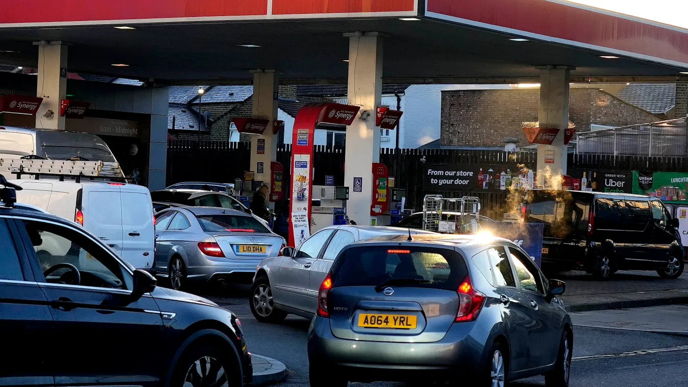 London, 2021. szeptember 29.
Járművek sorakoznak egy londoni benzinkút előtt 2021. szeptember 29-én. A brit kormány készenlétbe helyezte a hadsereget, hogy segíthessenek enyhíteni az üzemanyag-ellátási problémákon, miután negyedik napja hosszú sorokban kí