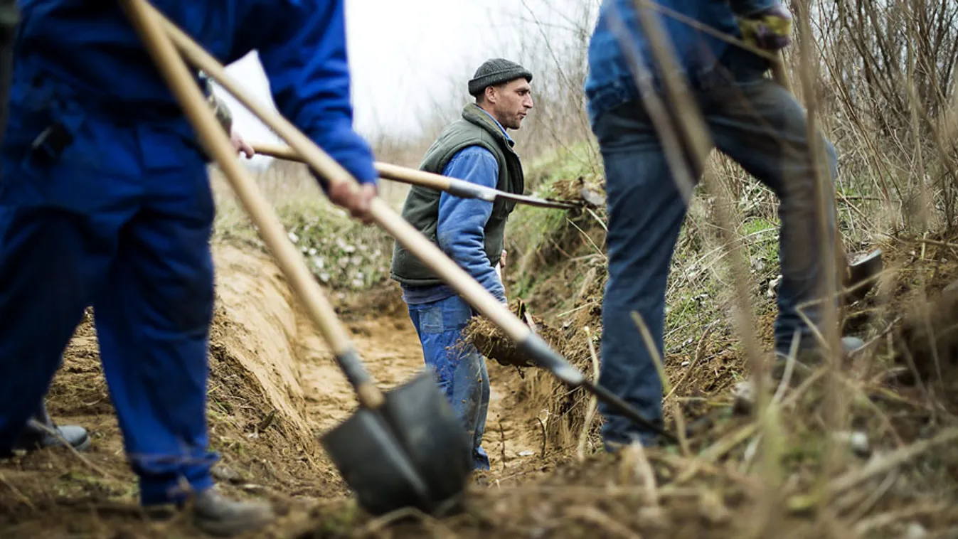 kormány 1 millió munkahelye, A mez&otilde;gazdasági földutak karbantartására felvett közmunkások szikkasztó árkot ásnak Szakoly határában 2013. március 7-én.