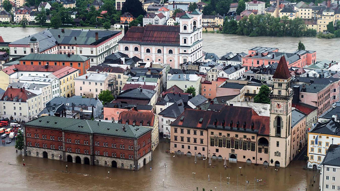 árvíz, áradás a Dunán, 
Vízben álló házak a németországi Passau óvárosában 2013. június 2-án