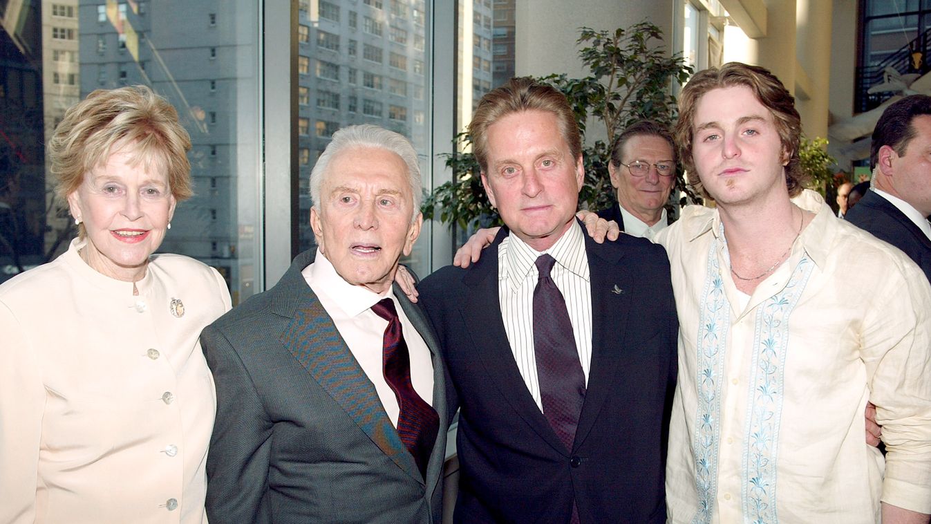 PREMIERE MICHAEL DOUGLAS CAMERON KIRK IT RUNS IN THE FAMILY FILM ENTERTAINMENT DIANA CELEBRITY 1924890 NEW YORK - APRIL 13: (U.S. TABS & HOLLYWOOD REPORTER OUT) (L to R) Diana Douglas, Kirk Douglas, Michael Douglas and Cameron Douglas arrive at the New Yo