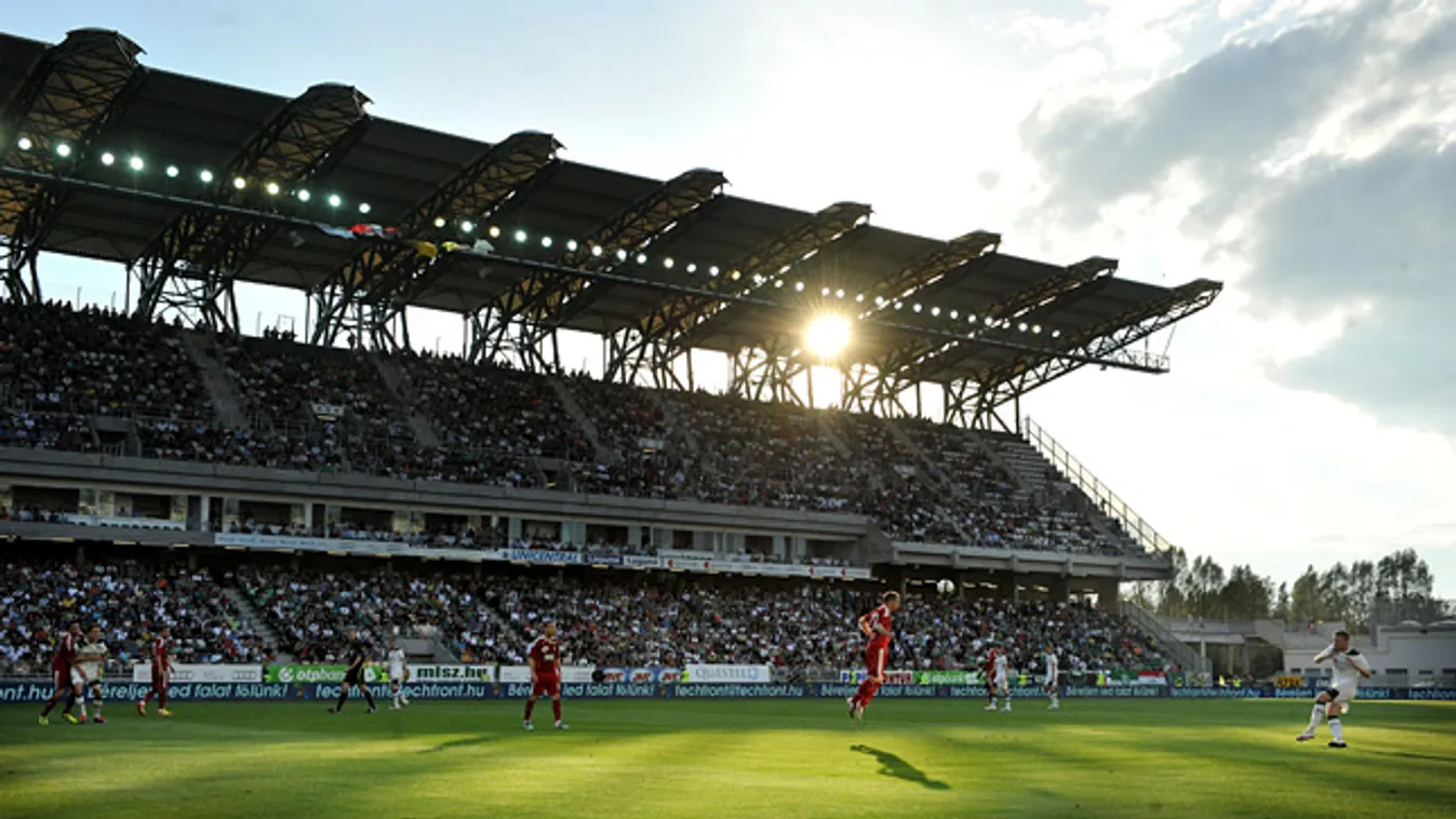 Nézők a lelátón a labdarúgó OTP Bank Liga 27. fordulójában játszott Győri ETO FC - DVSC-TEVA találkozón a győri ETO Parkban