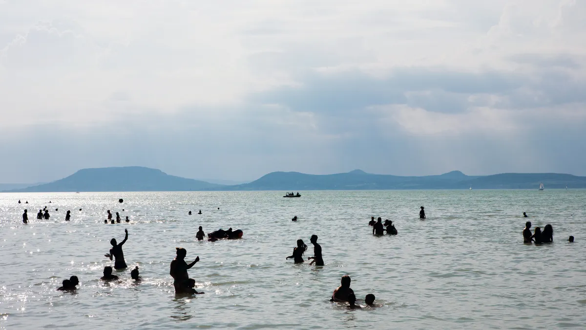 Strandolás Strandolás, lángos és romantika – ezt jelenti nekünk a Balaton - ORIGO