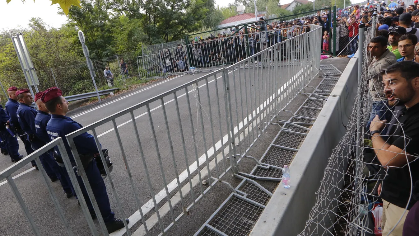 Horgos, 2015. szeptember 15. Illegális a régi Horgos-Röszke határátkelőhelynél, a magyar-szerb határ szerbiai oldalán. Ezen a napon hatályba léptek a migrációs helyzet miatti új szabályozások. 