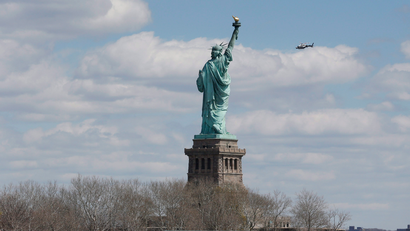 New York, 2015. április 24.
Rendőrhajók a New York-i Szabadság-szobornál 2015. április 24-én. A szobrot és a neki otthont adó Liberty-szigetet egy gyanús csomag miatt kiürítették a hatóságok. (MTI/AP/Julio Cortez) 