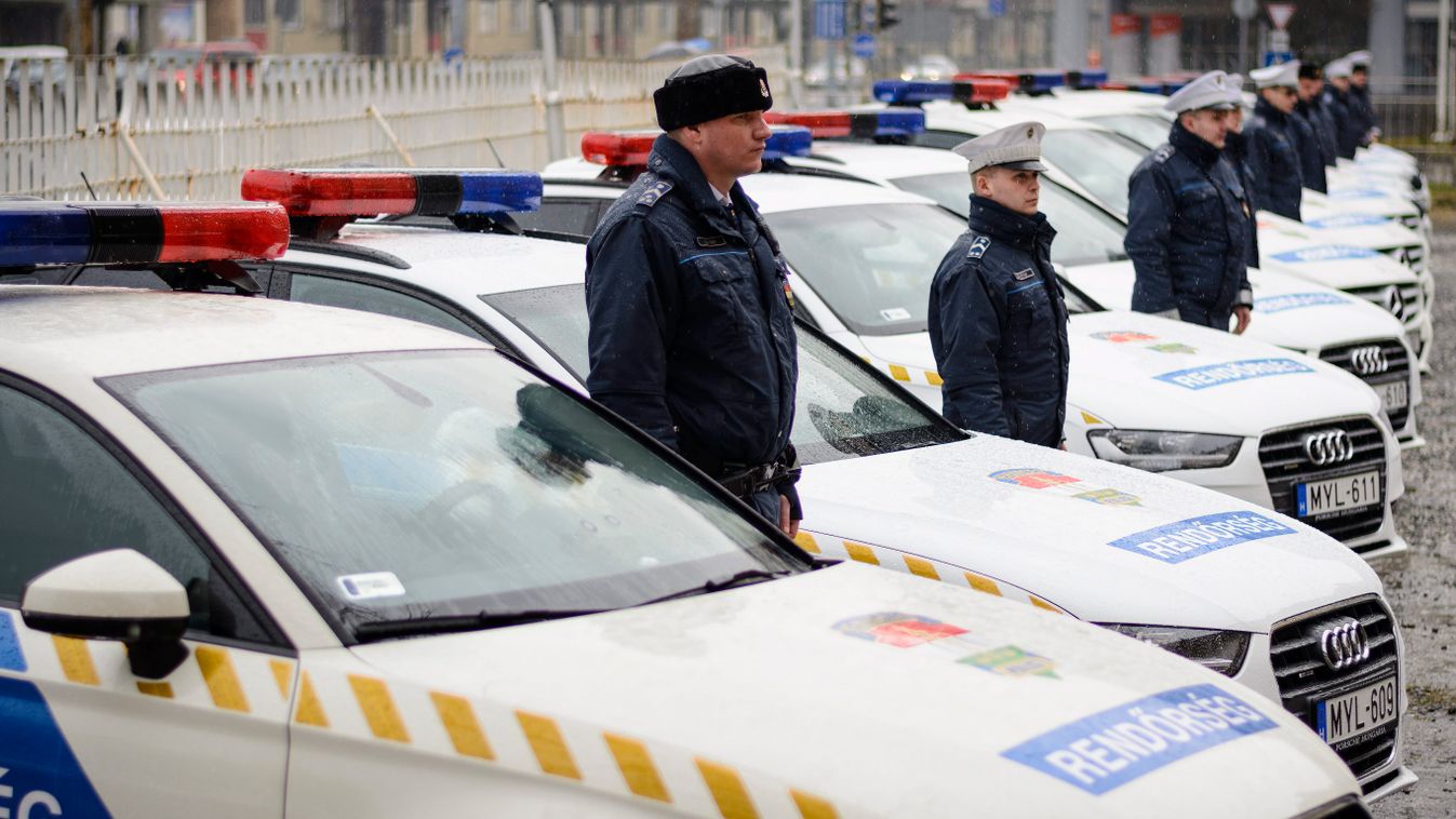 A Hajdú-Bihar Megyei Rendőr-főkapitányság új rendőrautóinak bemutatása Debrecenben 