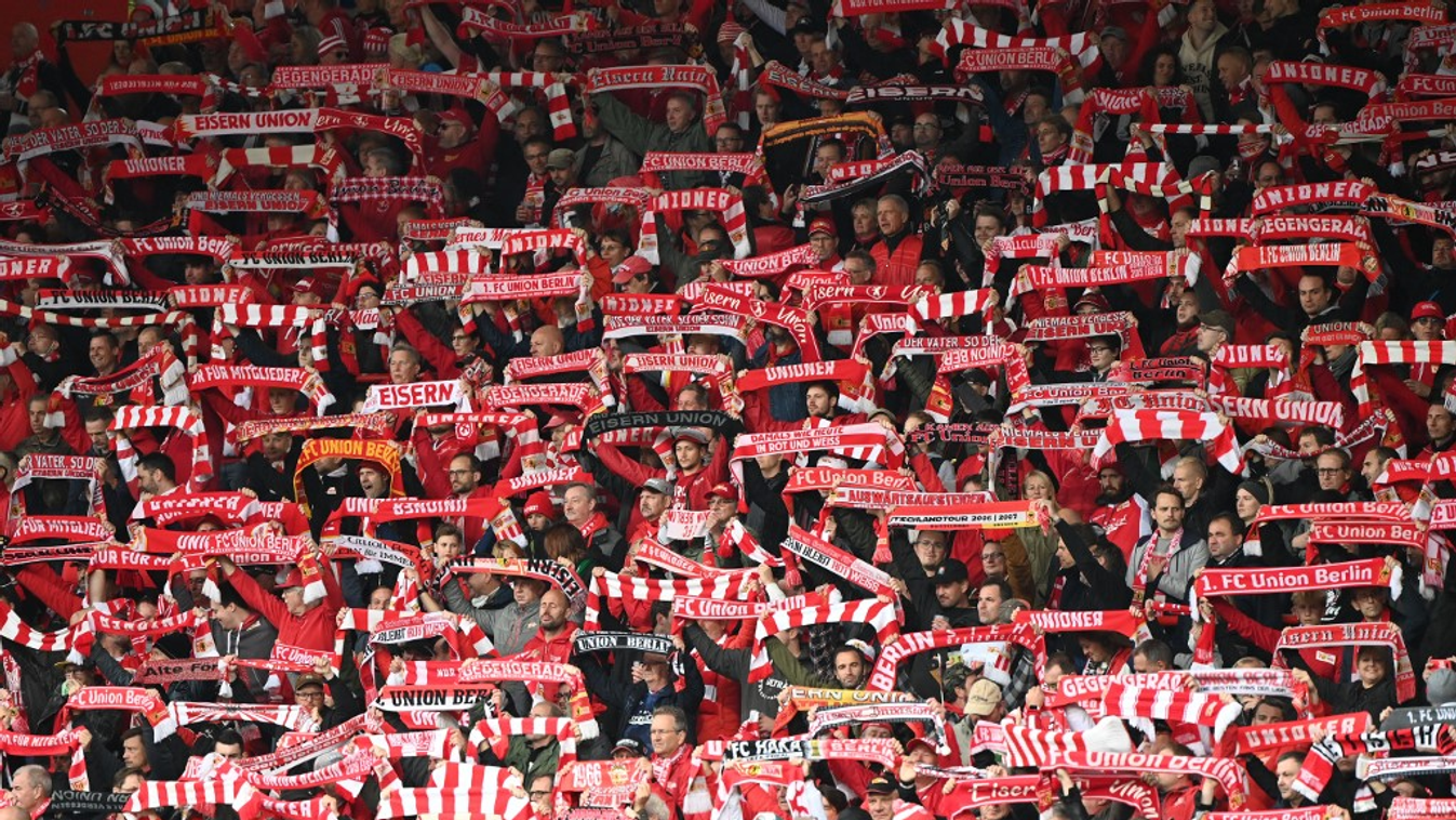 1. FC Union Berlin - VfL Wolfsburg Sports soccer Bundesliga lni viewers audience fan scarf fan scarves Horizontal 