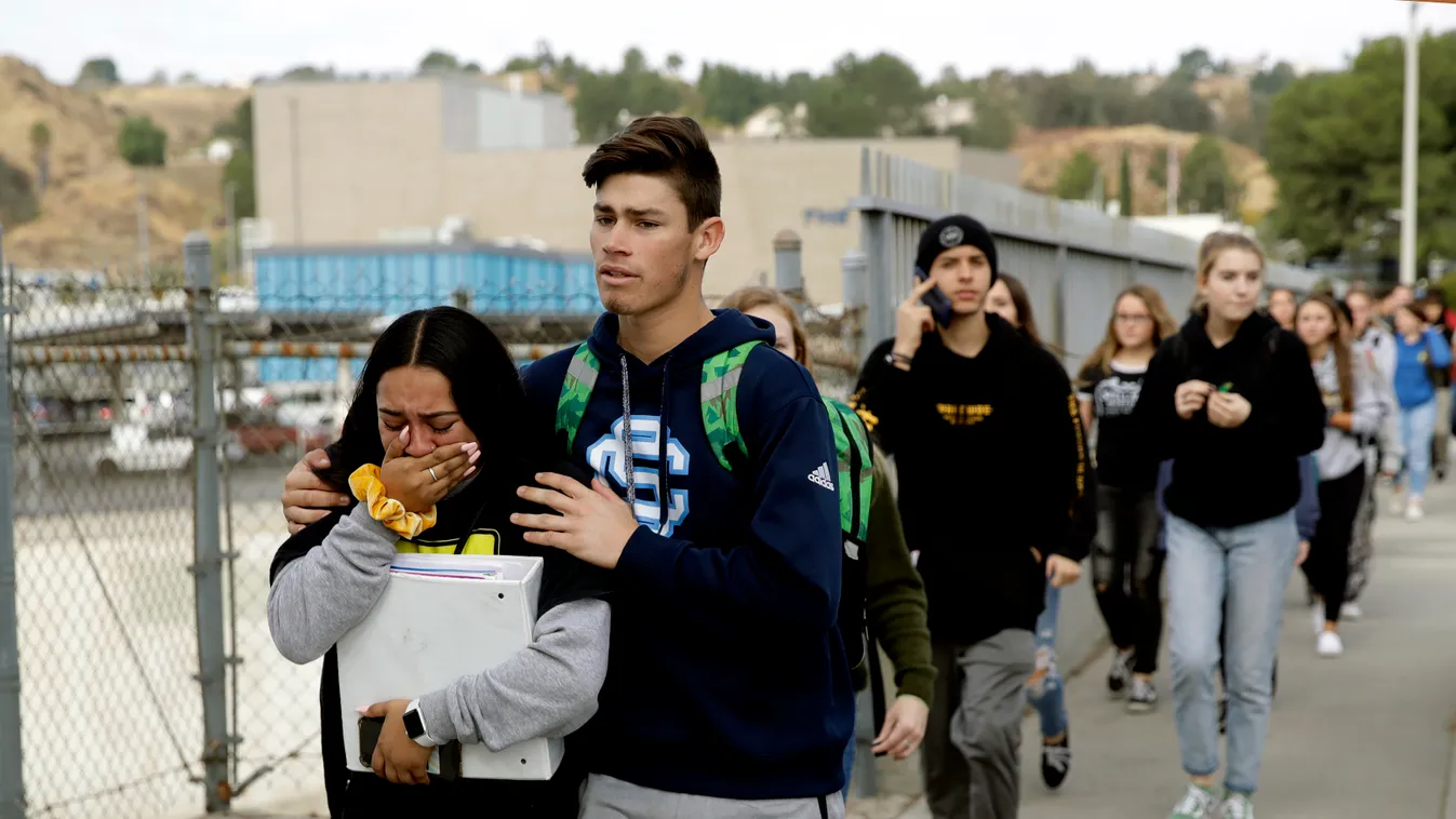 Santa Clarita, 2019. november 14.
Diákok a Saugus Középiskolából távoznak a kaliforniai Santa Claritában 2019. november 14-én, miután lövöldözés volt az intézményben. Többen megsebesültek.
MTI/AP/Marcio Jose Sanchez 