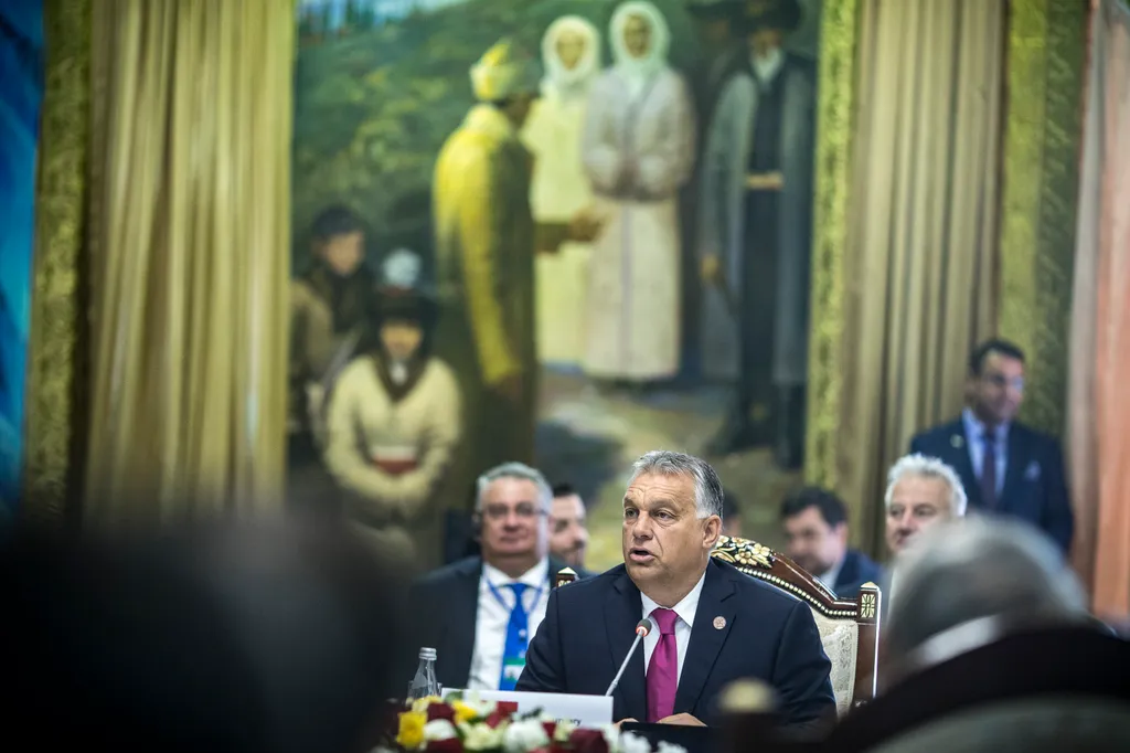 Csolpon-Ata, 2018. szeptember 3.
A Miniszterelnöki Sajtóiroda által közreadott képen Orbán Viktor miniszterelnök felszólal a türk nyelvű államok együttműködési tanácsának VI. ülésén a kirgizisztáni Csolpon-Atában 2018. szeptember 3-án.
MTI Fotó: Miniszter