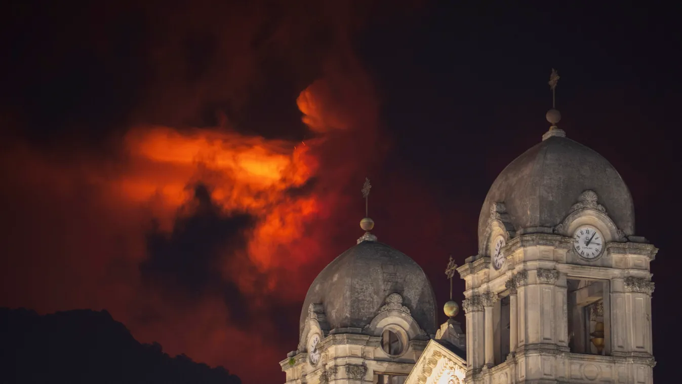 Zafferana Etnea, 2021. március 10.
Az Etna tűzhányó kitörése a szicíliai Zafferana Etnea közelében 2021. március 10-én. Európa legnagyobb és legaktívabb vulkánja február 16-án tört ki újra.
MTI/AP/Salvatore Allegra 