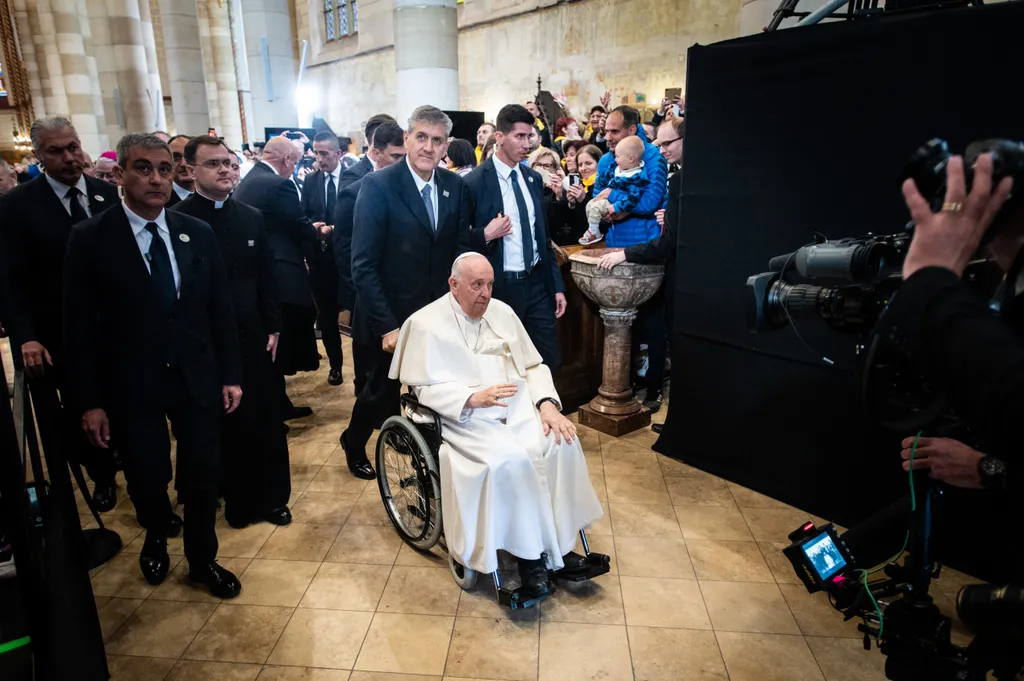 Ferencpápa2023, Ferenc pápa, pápalátogatás, háromnapos apostoli látogatás, Ferenc pápa magyarországi látogatása, Magyarország, szombat, 2023, Árpád-házi Szent Erzsébet-templom, Rózsák tere, 