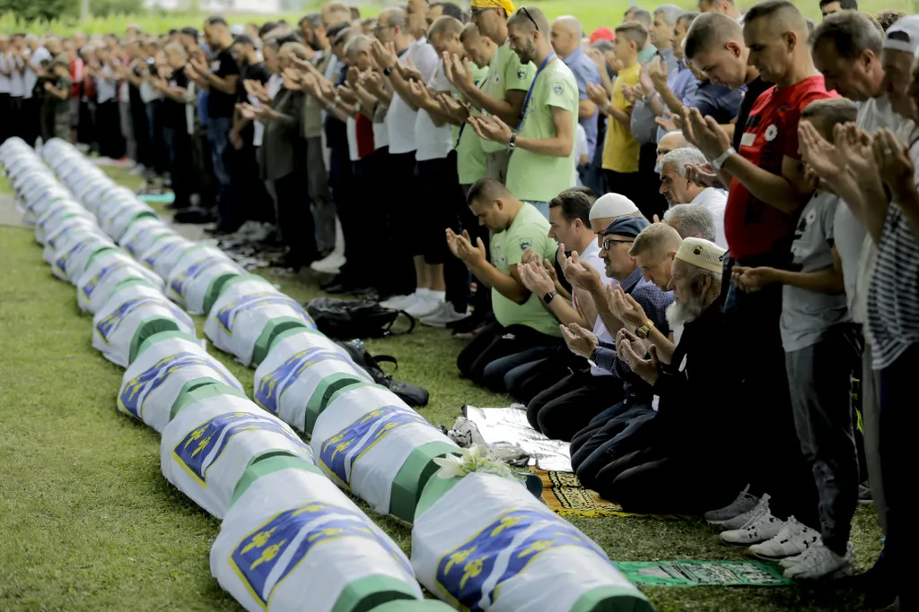 temető Tegnap zajlottak a megemlékezések Bosznia-Hercegovinában, a srebrenicai népirtás 27. évfordulóján 07.11., népirtás, bosznia, srebrenicai, sírok, sírhely, sír 