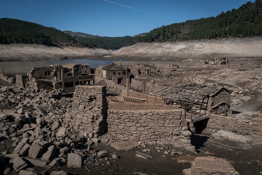 extrém hőség, aszály, galéria 
  Underwater ghost village emerges after decades as prolonged drought continues to blockade Spain aceredo,Climate,crisis,drought,elections,Lisbon,ourense,pandemic Horizontal 
