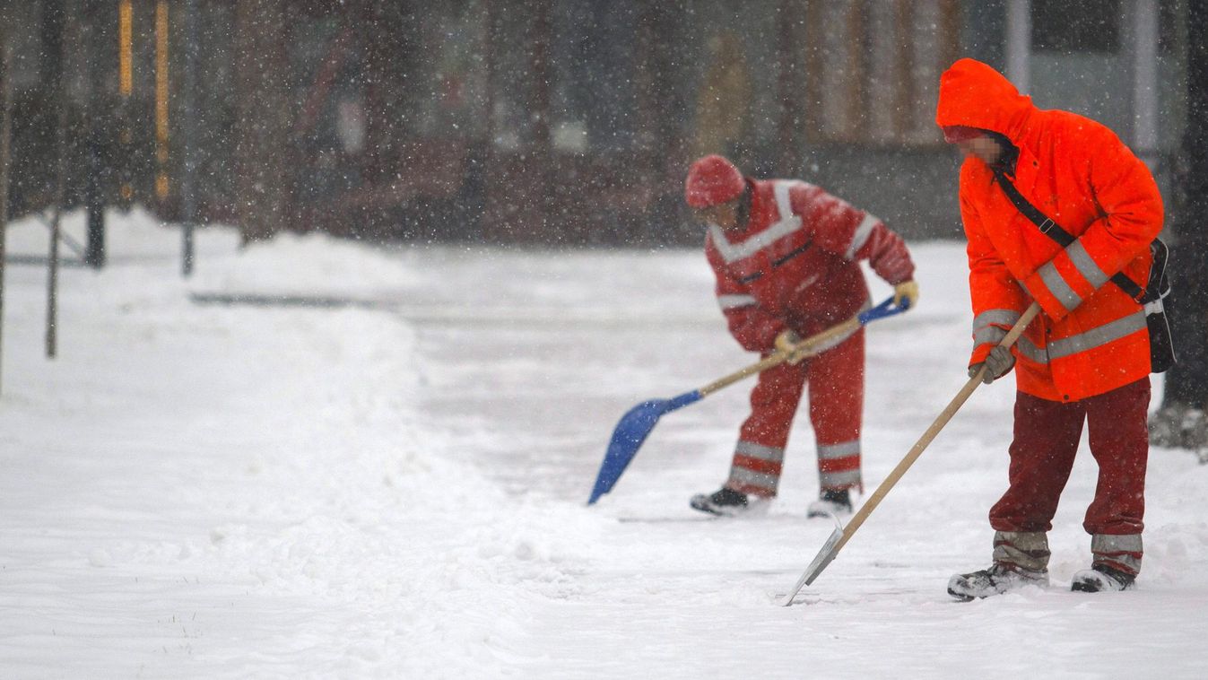 Nagykanizsa, 2015. február 6.
A havat takarítják a sűrű hóesésben Nagykanizsán 2015. február 6-án. Az Országos Meteorológiai Szolgálat (OMSZ) narancs fokozatú - 2. fokozat a 3 fokozatú skálán - figyelmeztetést adott ki ónos esőre több déli megyére is, ill