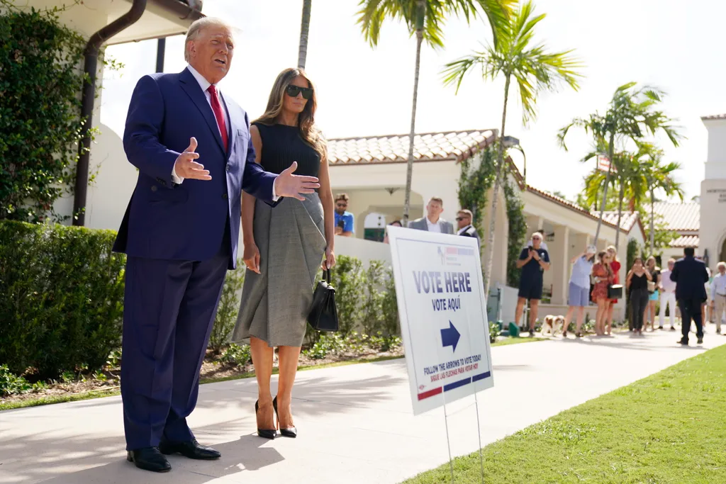 amerikai félidős választások, választás  TRUMP, Donald; TRUMP, Melania Palm Beach, 2022. november 8.
Donald Trump volt amerikai elnök és felesége, 