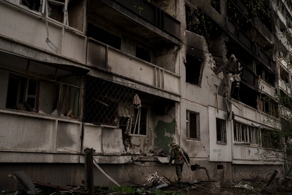 Ukrán válság 2022, orosz, ukrán, háború, Ukrajna, Harkov, romos épület, ház 