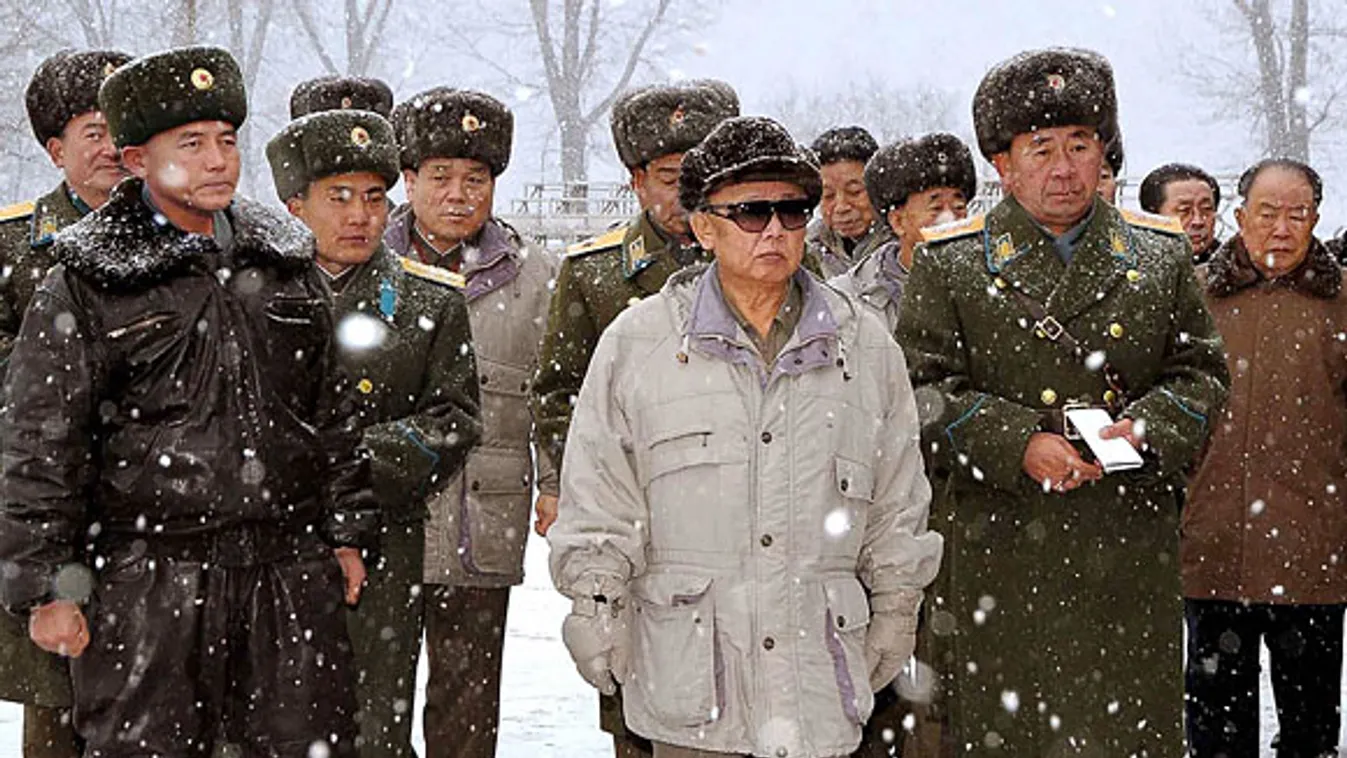 Kim Dzsong Il, Észak-Korea, katonai parádé