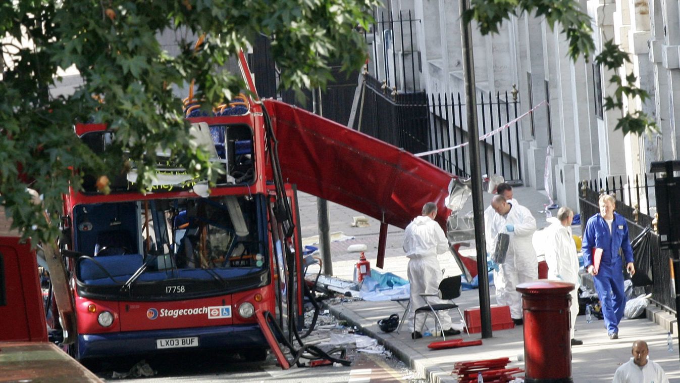 BRITAIN-ATTACKS-BUS BOMBING HORIZONTAL BUS police technique et scientifique POLICE INVESTIGATION TERRORISM DAMAGE POLICE OFFICER 