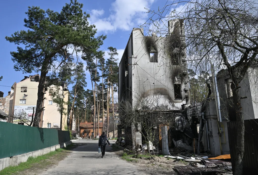 Ukrán válság 2022, orosz, ukrán, háború, Ukrajna, rom, Irpiny, épület, ház 
