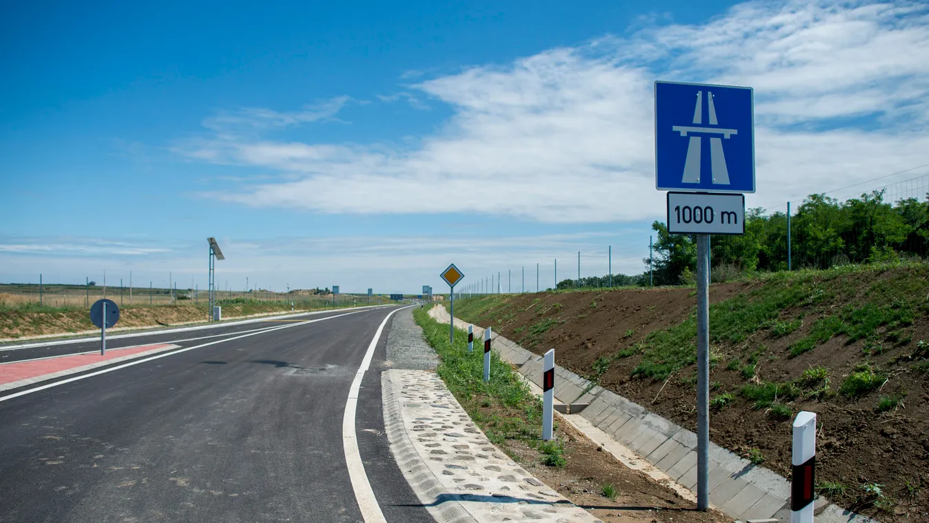 Pécs, 2015. július 31.
Felhajtó az M60 autópálya meghosszabbított szakaszán 2015. július 31-én. Az autópályát az 58 sz. főúti csomóponttól 1,8 kilométerrel hosszabbították meg, így Pécs városa elkerülhető.
MTI Fotó: Sóki Tamás 