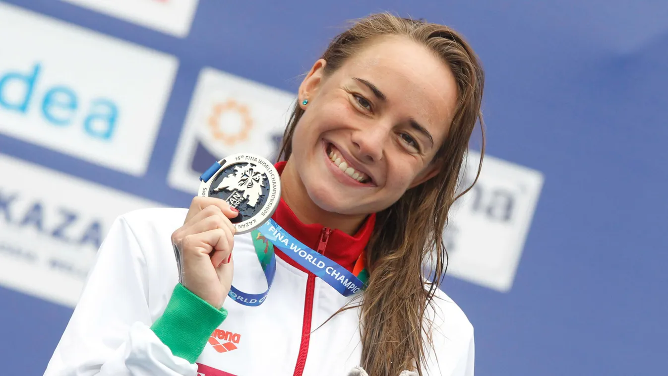 A második helyezett Olasz Anna a nyíltvízi úszók 25 kilométeres versenyének eredményhirdetésén a kazanyi vizes világbajnokságon 2015. augusztus 1-jén.
MTI Fotó: Kovács Anikó 