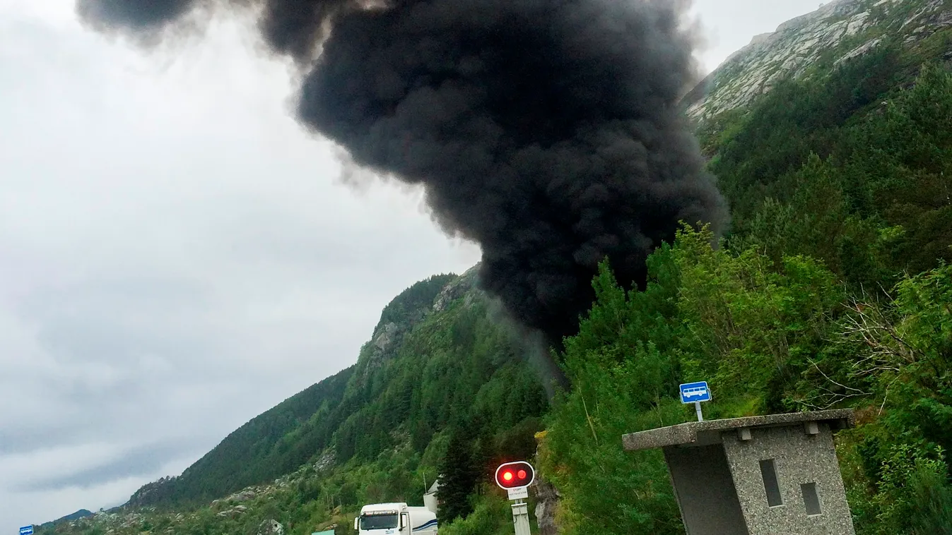 TOPSHOTS
Smoke comes out of the Skatestraum tunnel after a gasoline trailer carrying around 16 000 liters of gasoline exploded inside the tunnel in Bremanger, Norway July 15 2015.     AFP PHOTO / NTB SCANPIX / DANIEL RESTAD   +++   NORWAY OUT 