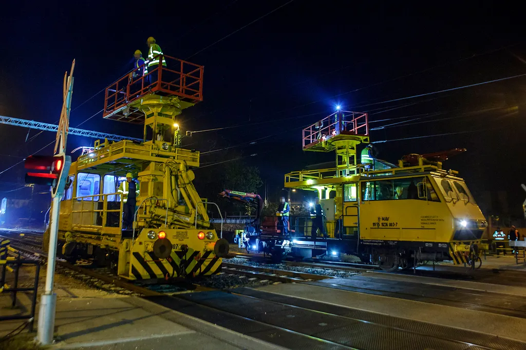 Budapest, 2020. október 21.
Speciális vasúti emelőberendezésekkel emelik meg a vasúti felsővezetékeket a túlméretes szállítmány áthaladásához a főváros IV. kerületében az Újpalotai úton, a vasúti átjáróban 2020. október 21-én hajnalban. A BorsodChem Zrt. 