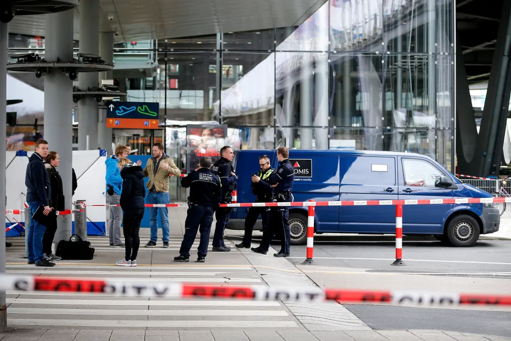 Fegyveres rablók támadtak meg egy pénzszállító autót, Köln-Bonn nemzetközi repülőtér, 2019.03.06. 