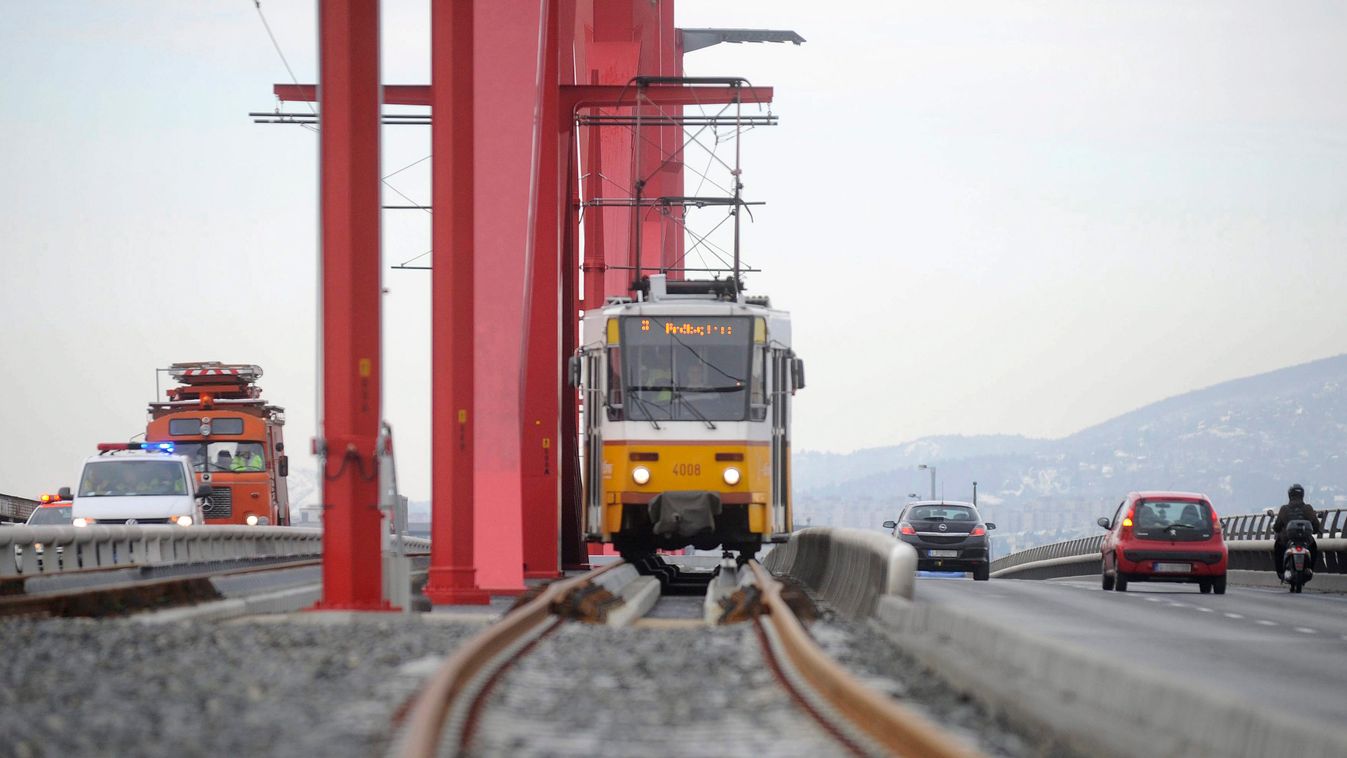 Egy Tatra villamos közlekedik a budapesti Rákóczi hídon. Először ment át próbaúton villamos a Rákóczi hídon, egy Tatra, egy Combino és egy motoros fedett teherkocsi típusú villamossal is tesztelték az 1-es villamos pályáját. Volt, hogy a híd mindkét villa