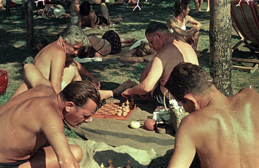 Így süttették a hasukat és hűsöltek a magyarok anno - színes régi képek a strandolásról, anno, régi, strand, nyár, napozás, strandolás, úszás, csobbanás 