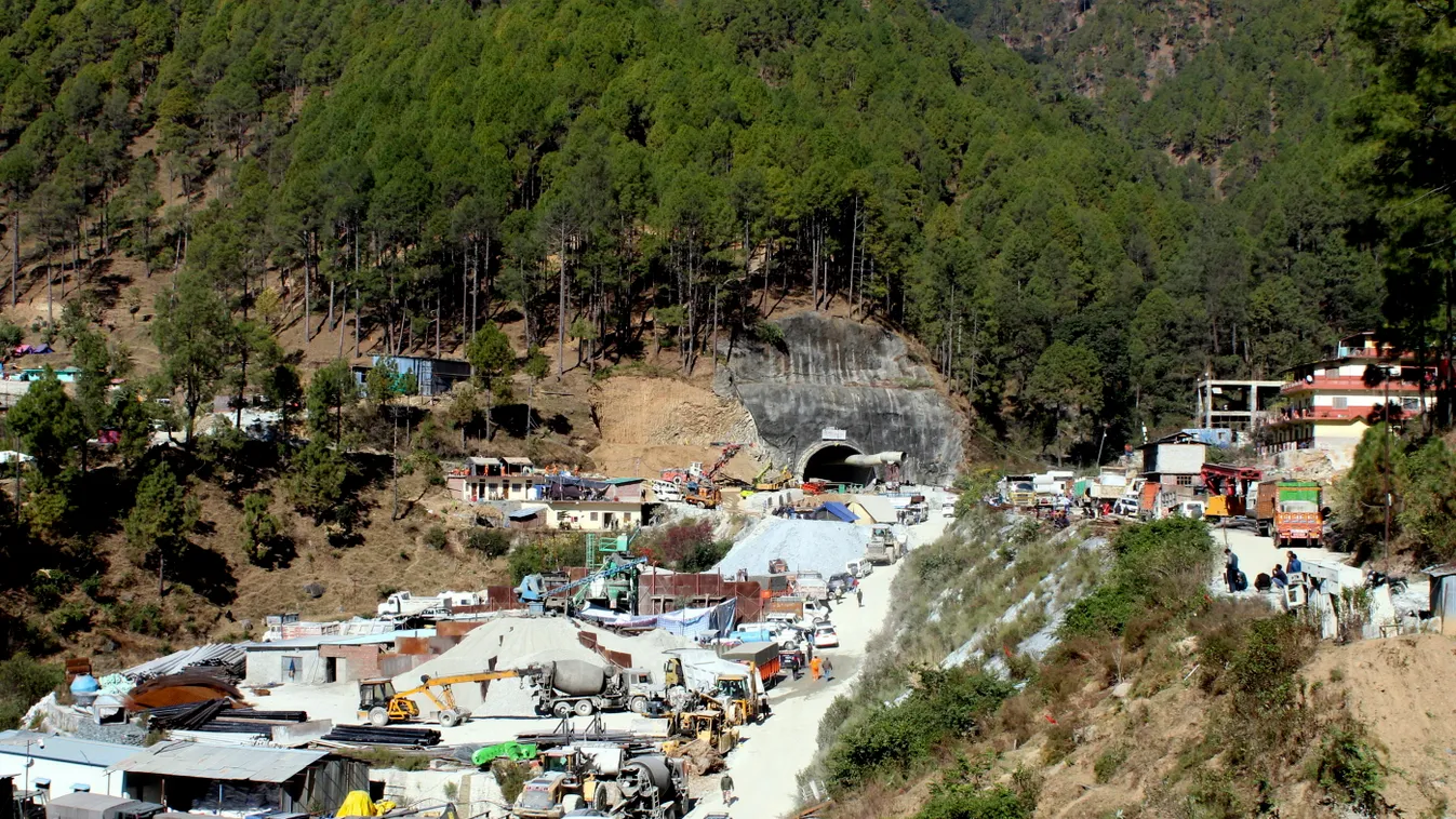 Uttarkasi, 2023. november 22.
Földmunkagépek egy beomlott autóalagútnál az észak-indiai Uttarakhand államban, Uttarkasinál 2023. november 22-én. Az épülő alagút november 12-én omlott be a bejárattól mintegy 200 méterre, 41 építőmunkást foglyul ejtve. A mu