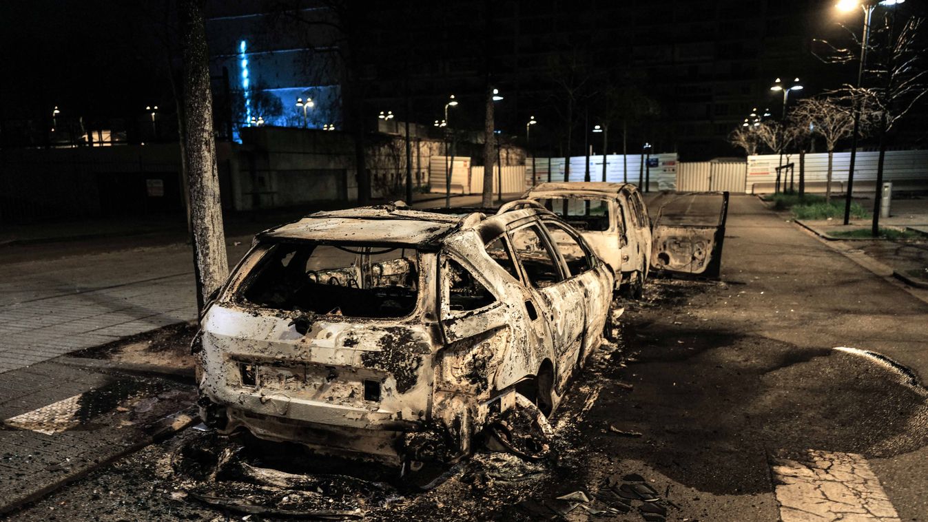 zavargások Lyon környékén 2021.03. 
 unrest Horizontal A picture shows burned cars following riots in the Parilly neighbourhood in Bron, near the city of Lyon, central eastern France, on March 6, 2021. (Photo by OLIVIER CHASSIGNOLE / AFP) 