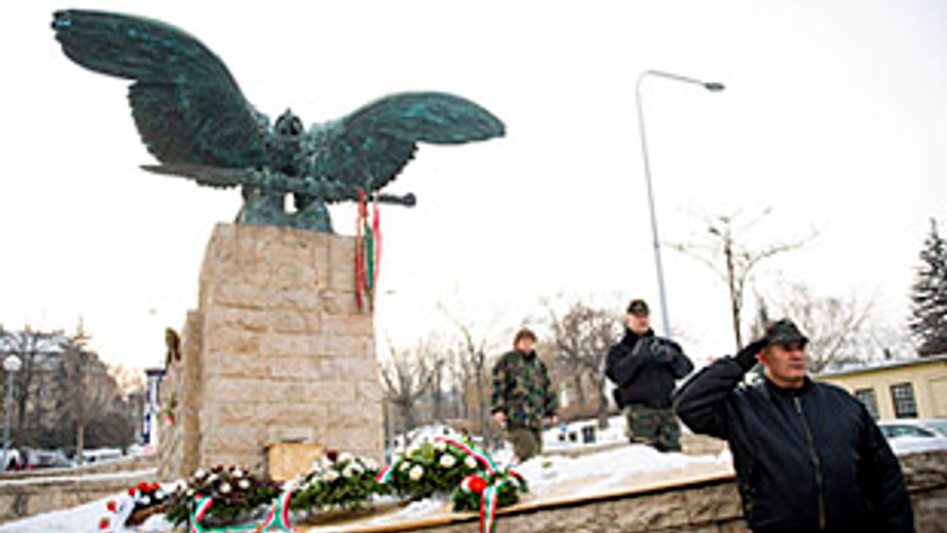 A Magyar Nemzeti Gárda tagjai a 67 évvel ezelőtti budavári kitörési kísérletre emlékeznek az általuk &#8222;becsület napjának&#8221; nevezett eseményen Budapesten, a XII. kerületi Turul szobornál