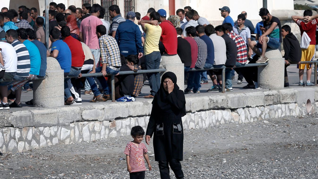 Illegális bevándorlók egy rendőrörs előtt a görögországi Kosz szigetén. A görög kormány becslése szerint 2015-ben eddig mintegy 37 500 illegális menekült érkezett Görögországba.

http://www.origo.hu/nagyvilag/20150531-elkepeszto-mereteket-oltott-menekulth