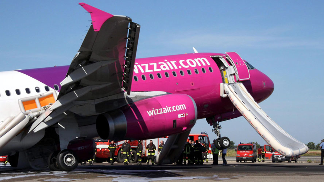 A Wizz Air magyar légitársaság repülőgépe 2013. június 8-án, miután kényszerleszállást hajtott végre Róma fiumicinói Leonardo da Vinci repülőterén