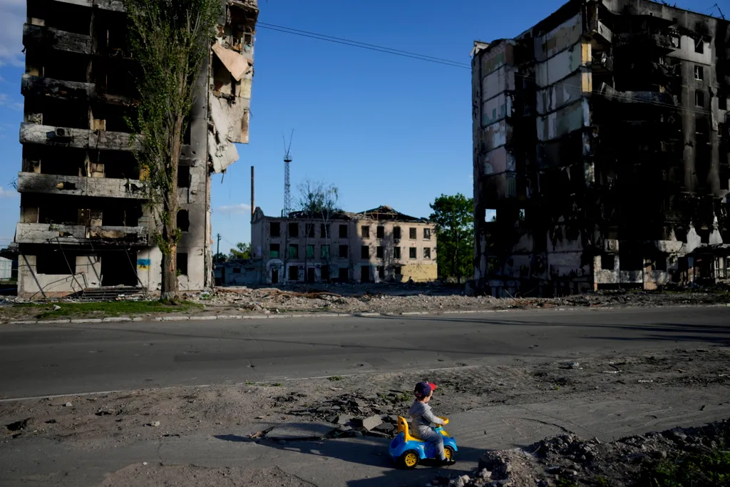 ukrán válság 2022, orosz, ukrán, háború, Ukrajna, pusztítás, Borogyanka, lakóépület, rakétatámadás 